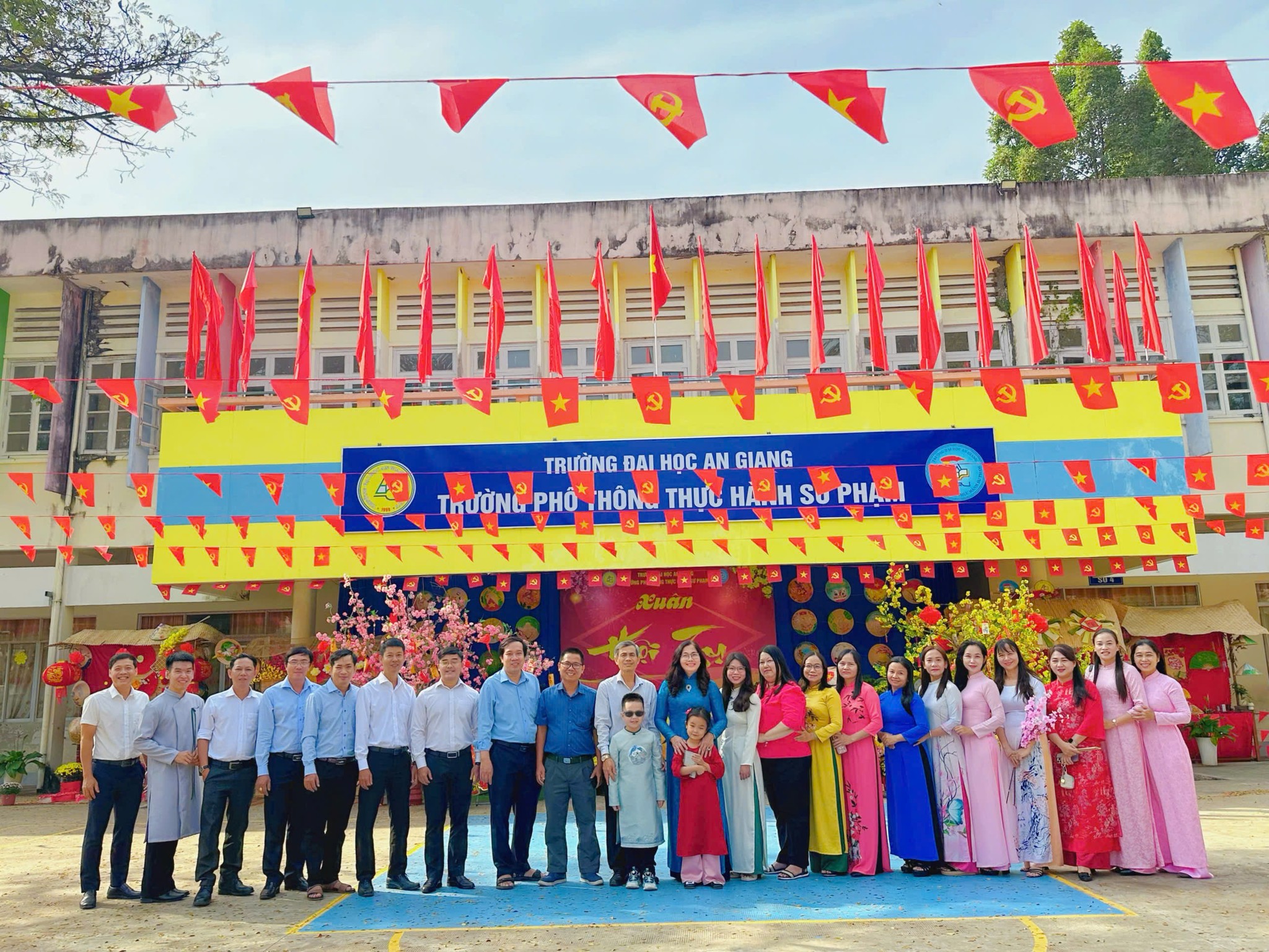 Trường Phổ Thông Thực Hành Sư Phạm ảnh 2