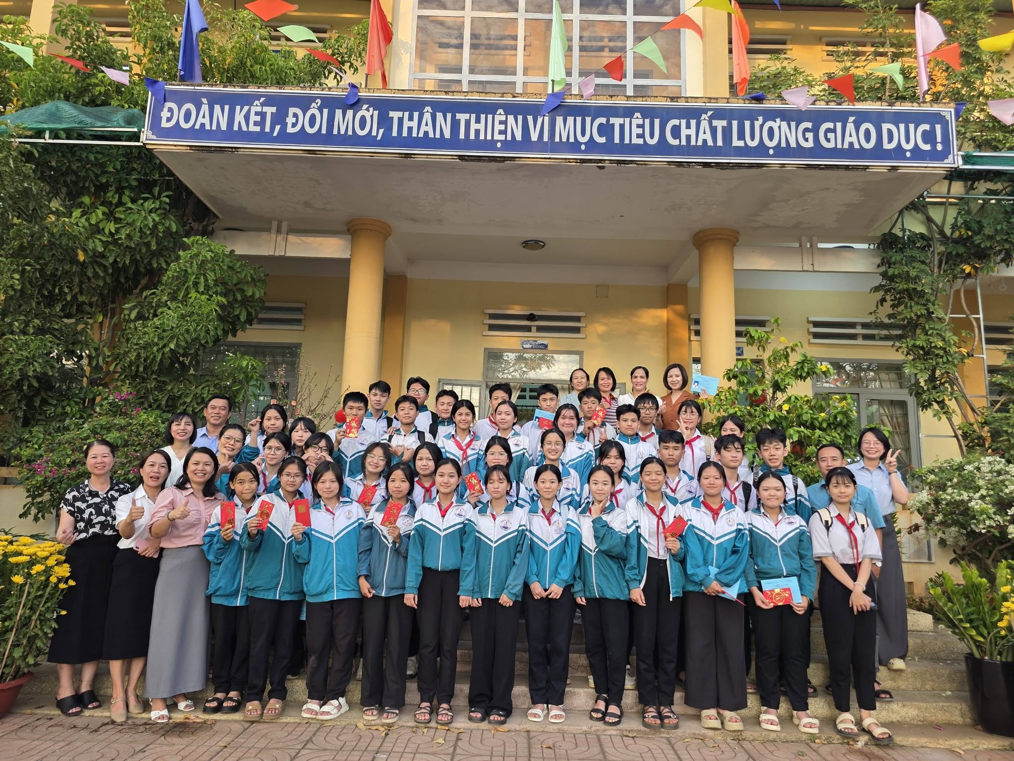 Trường THCS Huỳnh Thúc Kháng ảnh 1