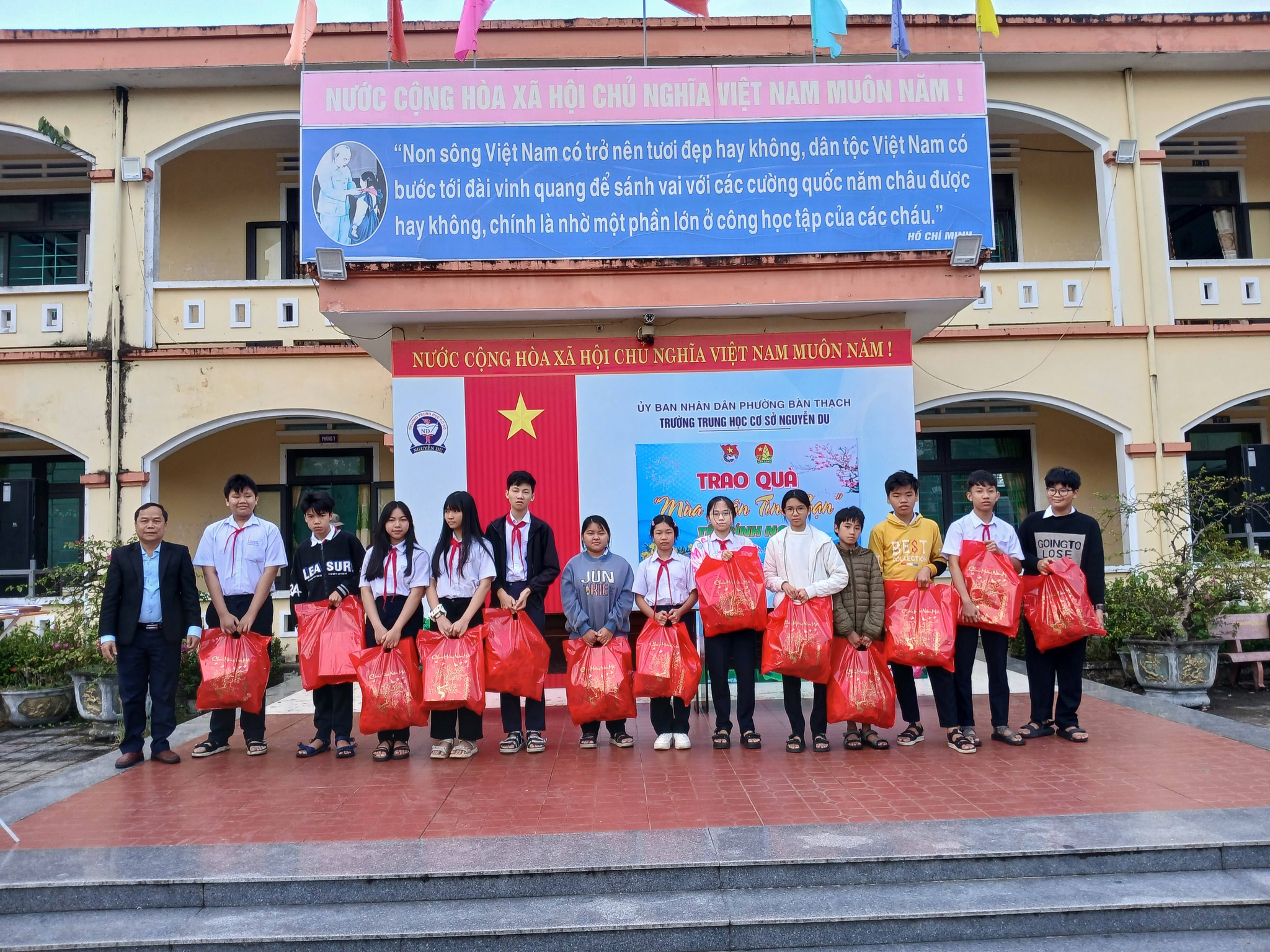 Trường THCS Nguyễn Du ảnh 1