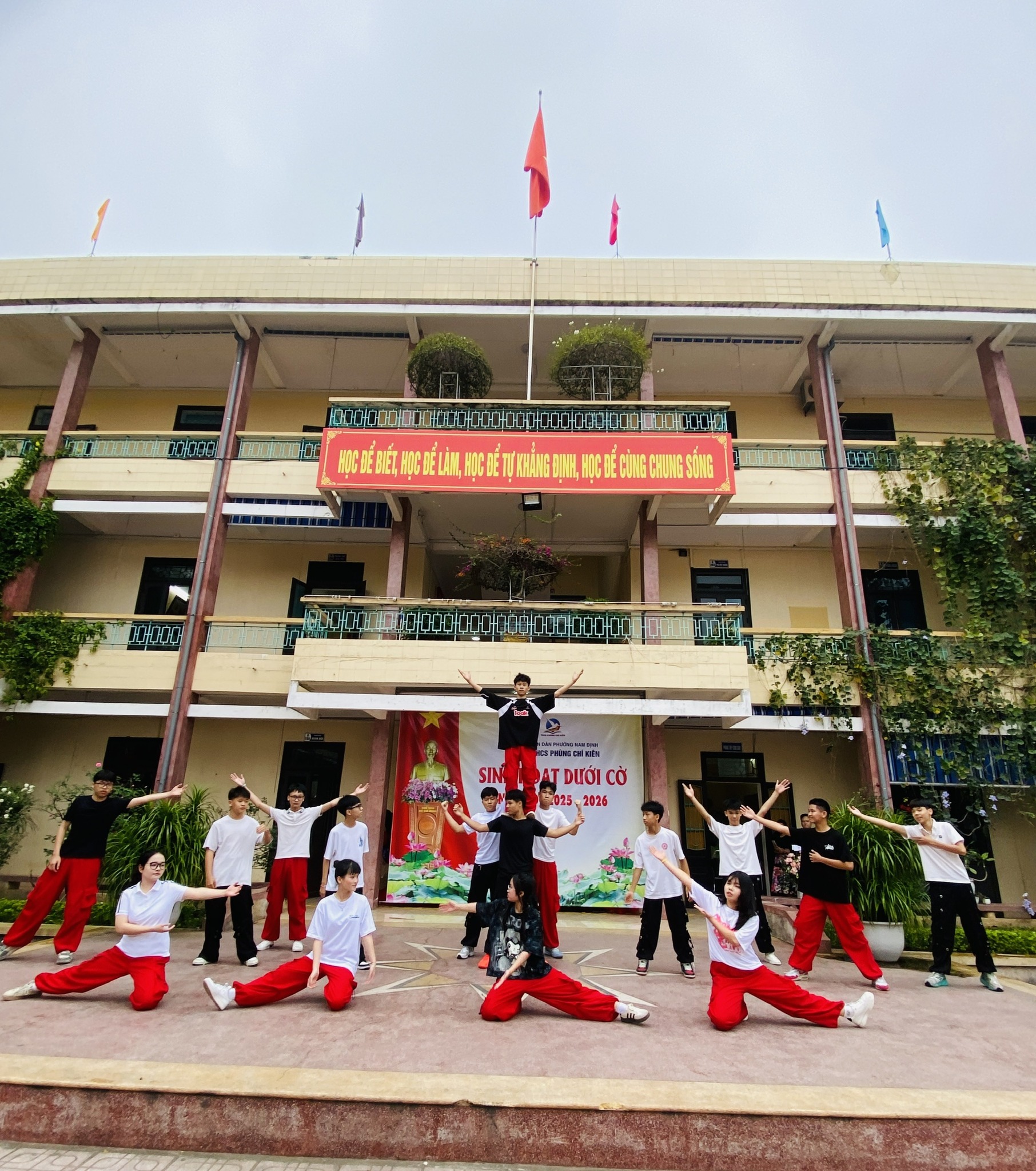 Trường THCS Phùng Chí Kiên ảnh 1