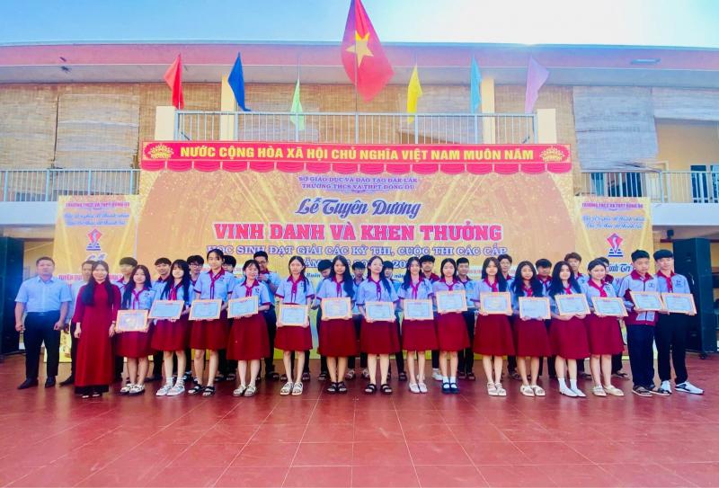 Trường THCS và THPT Đông Du ảnh 2