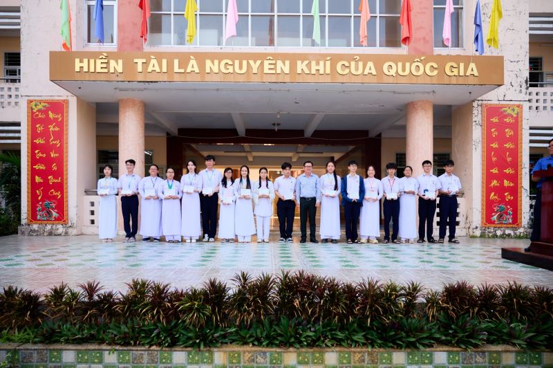 Trường THPT Chuyên Huỳnh Mẫn Đạt ảnh 1