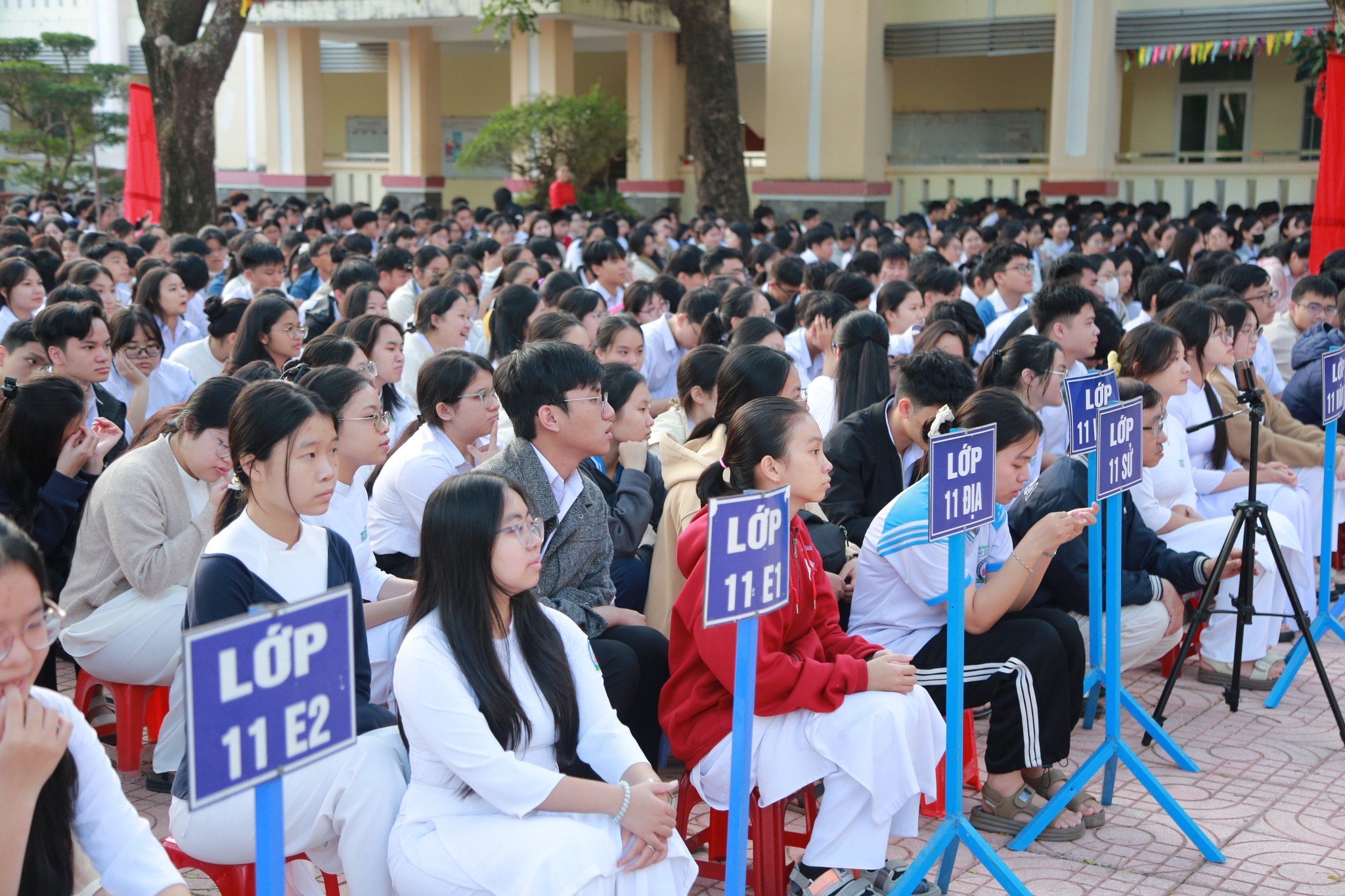 Trường THPT Chuyên Lê Khiết ảnh 2