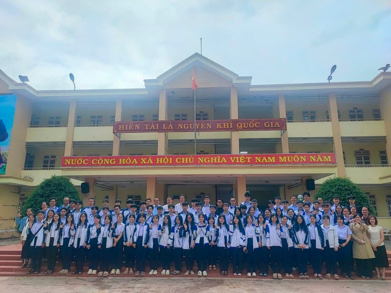 Trường THPT Chuyên Nguyễn Tất Thành - Quảng Ngãi ảnh 2