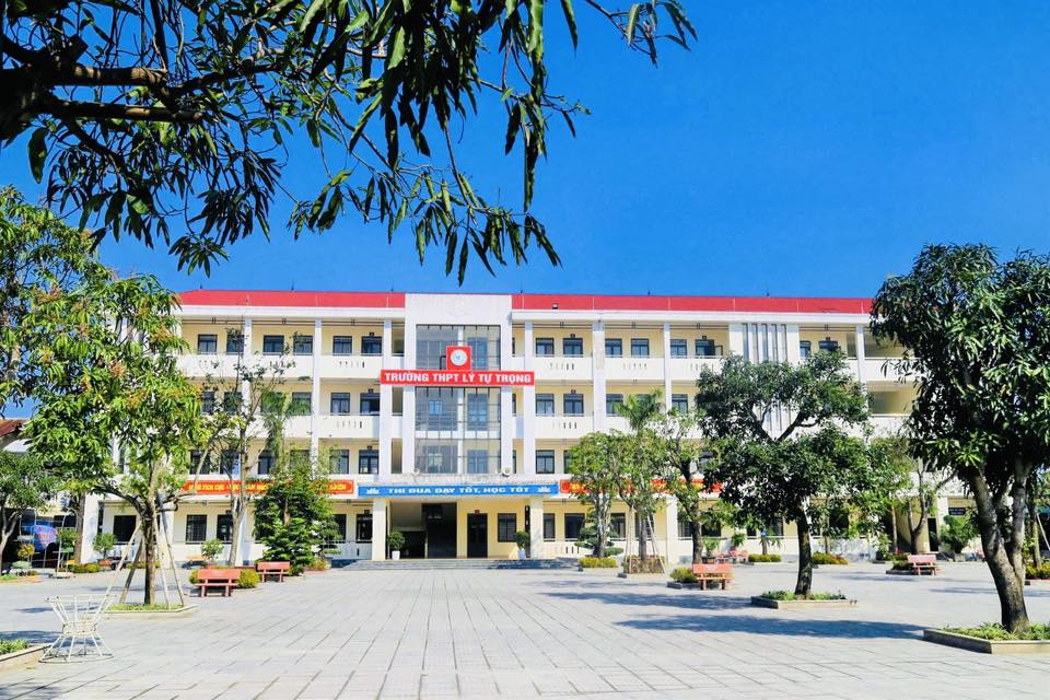 Trường THPT Lý Tự Trọng - Hà Tĩnh ảnh 1