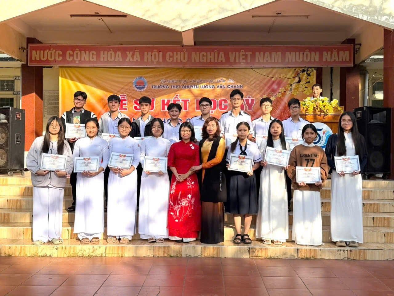 Trường THPT chuyên Lương Văn Chánh ảnh 2