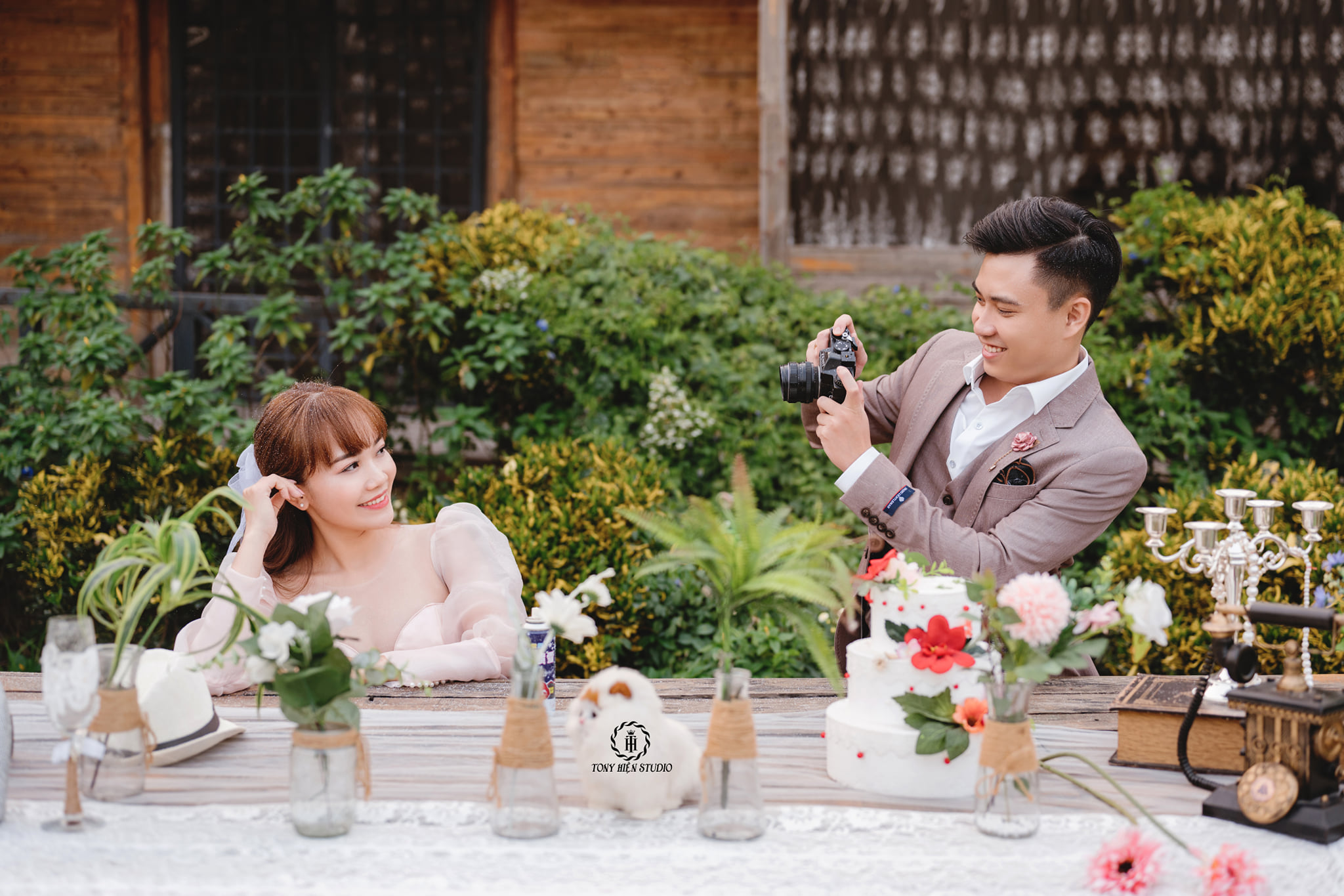 Chụp ảnh cưới tại studio tuyệt đẹp của Thanh Miện, Hải Dương để tạo ra những bộ ảnh cưới đẹp nhất. Được trang trí với hoa cùng các phụ kiện độc đáo, không gian này sẽ mang lại cho đôi uyên ương một trải nghiệm chụp ảnh cưới tuyệt vời.