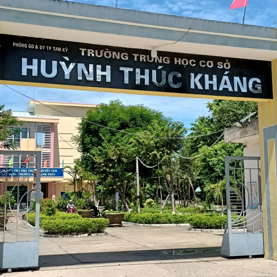 Trường THCS Huỳnh Thúc Kháng ảnh 1