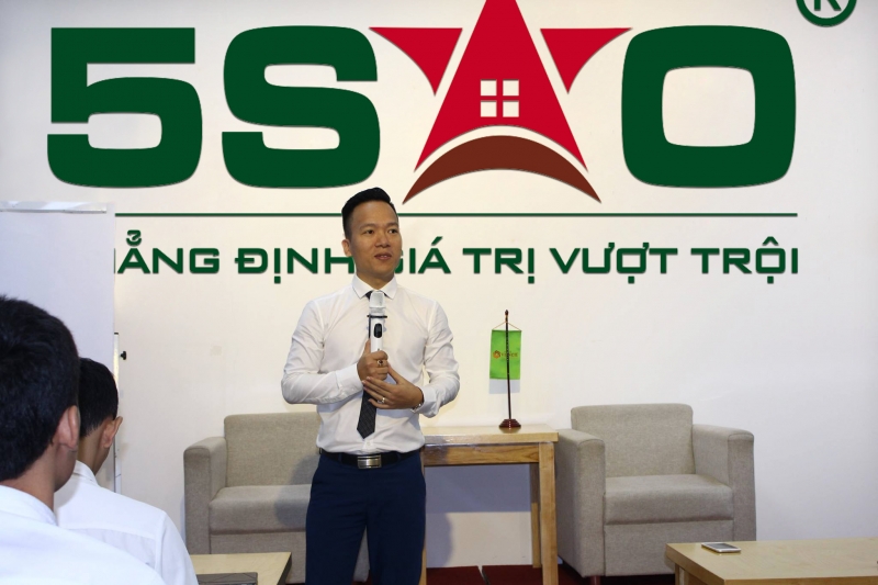 Anh Nguyễn Tuấn - Giám đốc chiến lược & kinh doanh của Địa ốc 5 sao trong buổi đào tạo chuyên sâu về kiến thức kinh doanh sản phẩm bất động sản nghỉ dưỡng của Vingroup ảnh 1
