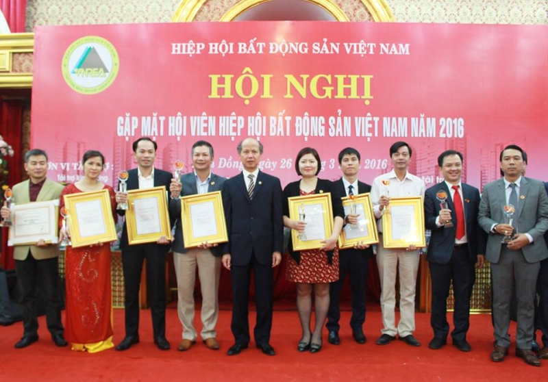 Ông Phạm Thanh Hưng (thứ tư từ trái sang) đại diện STDA nhận bằng khen từ ông Nguyễn Mạnh Hà - Chủ tịch Hội Môi giới BĐS Việt Nam ảnh 1