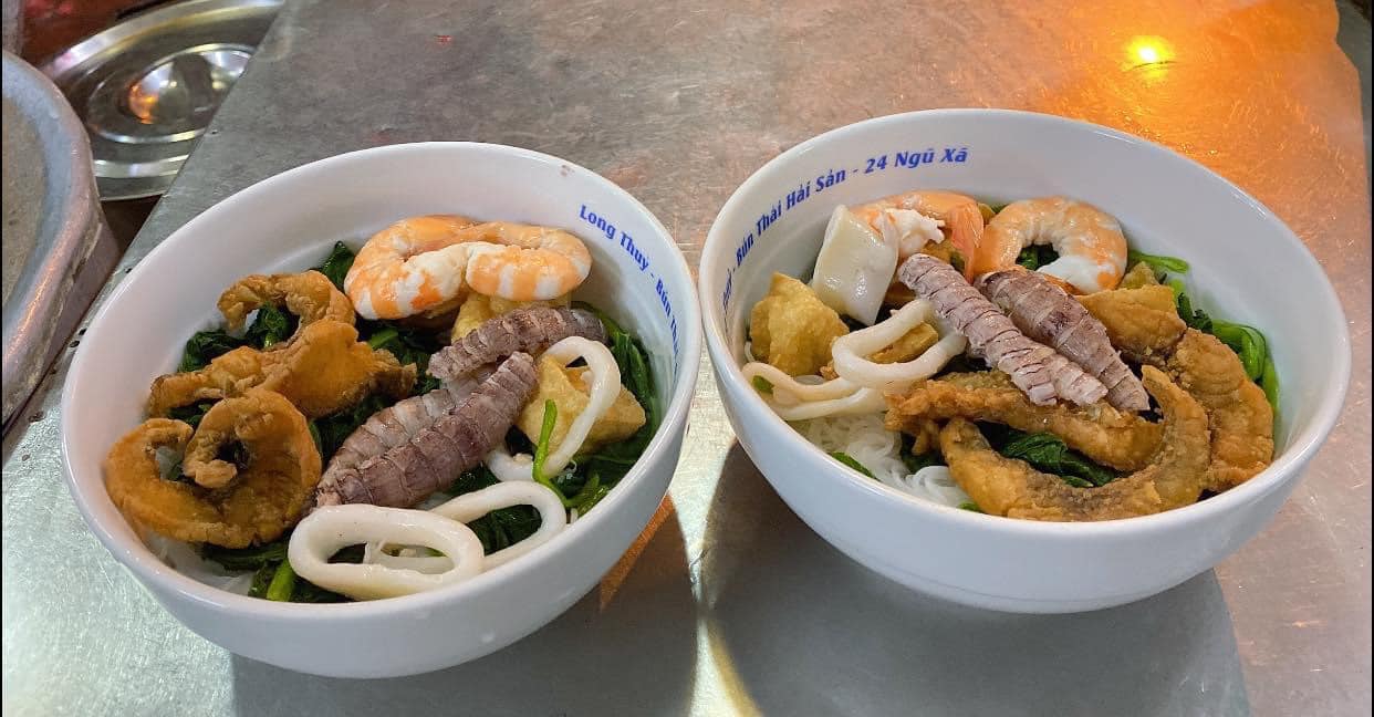Quán bún hải sản nào ở Hà Nội có không gian và phong cách ẩm thực đặc biệt?
