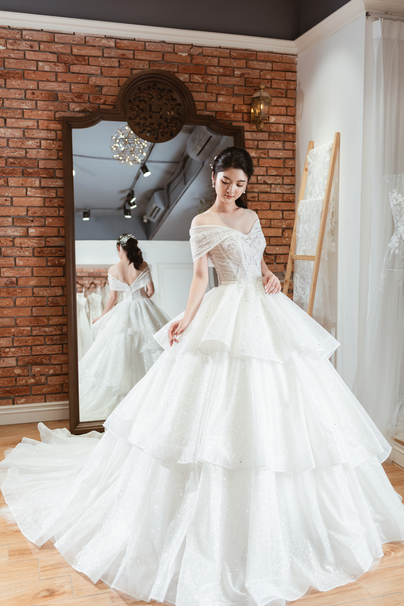 Váy cưới Diệu Nhi có thể biến hóa 5 phong cách  2sao
