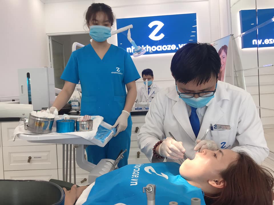 Lấy cao răng bằng máy siêu âm Piezotome tại Nha khoa OZE vô cùng nhanh chóng, an toàn cho cả phụ nữ sau sinh và trẻ nhỏ